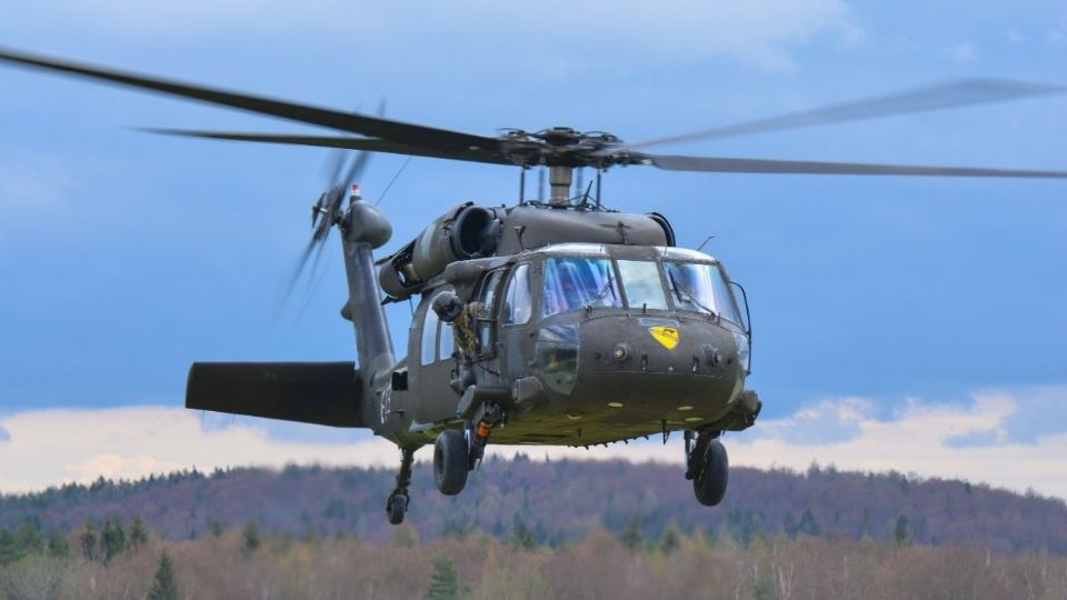 La aeronave, de modelo Sikorsky H-60, es mejor conocida como Black Hawk.