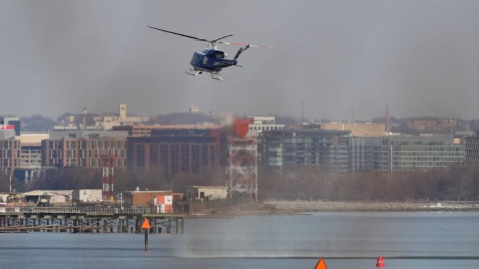 Servicios de emergencia realizan la búsqueda de restos en el río Potomac.