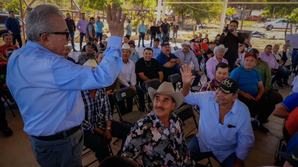 Rubén Rocha Moya, acompañado del alcalde de Badiraguato, inauguraron la pavimentación del camino La Guásima de los Guerreros – La Ciénega de los Lara y el puente bimodal sobre el rio Badiraguato.