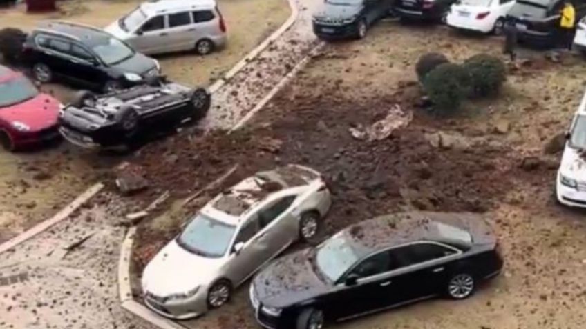 Nuevo caso de niño que arroja un cuete a una coladera, hace volar al menos tres carros | VIDEO