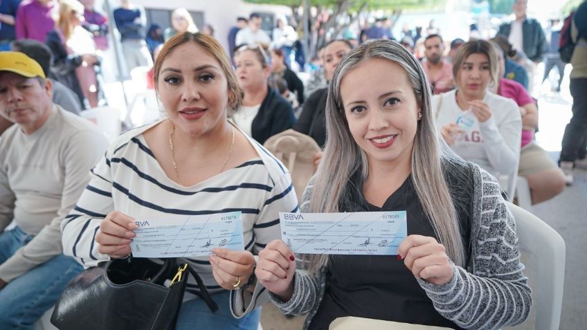 Gobierno de Sinaloa entrega apoyos y créditos a comerciantes de la Avenida Insurgentes en Mazatlán