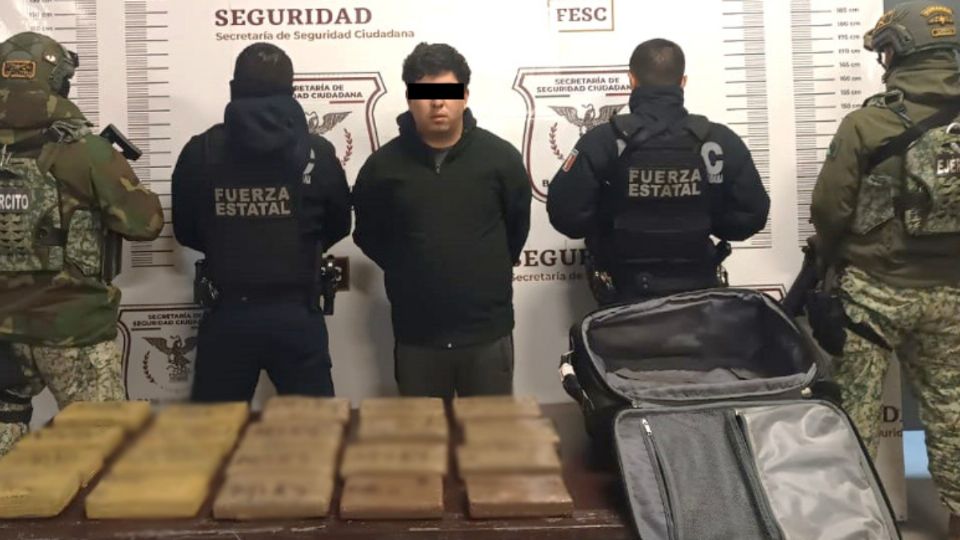 Eementos del Ejército Mexicano detuvieron a una persona y aseguraron diversas dosis de droga en Baja California.