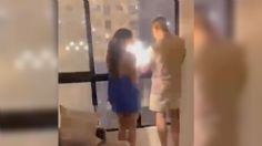 VIDEO Mujer es quemada por un fuego artificial durante celebración de Año Nuevo; intentaba grabar un momento romántico