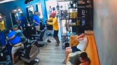 Frente a un bebé, delincuentes balean a policía durante un asalto en una barbería: VIDEO