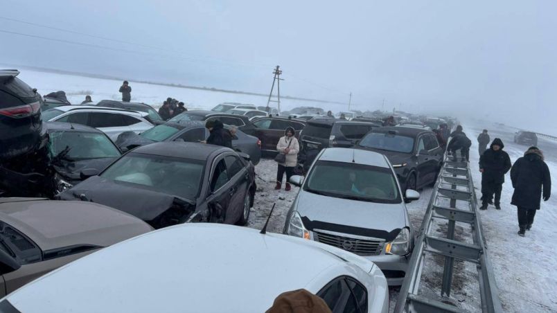 Los automovilistas tuvieron que abandonar sus vehículos en la nieve.