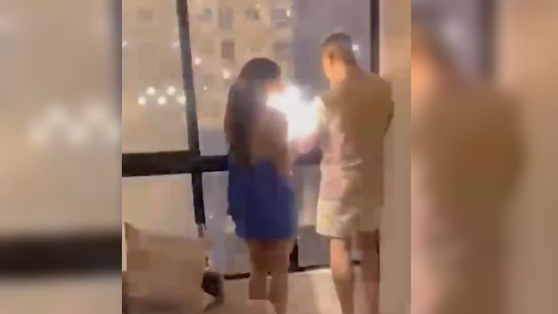 Pareja intentaba disfrutar de los juegos artificiales y terminó impactada por un cohete