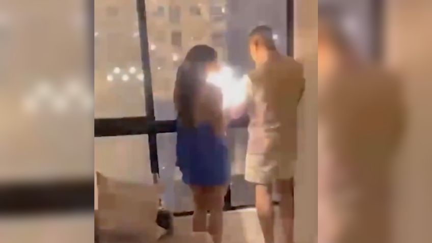 VIDEO Mujer es quemada por un fuego artificial durante celebración de Año Nuevo; intentaba grabar un momento romántico