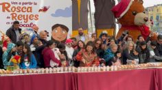 Parten la mega rosca de Reyes y regalan juguetes a menores de edad en el Zócalo de la CDMX