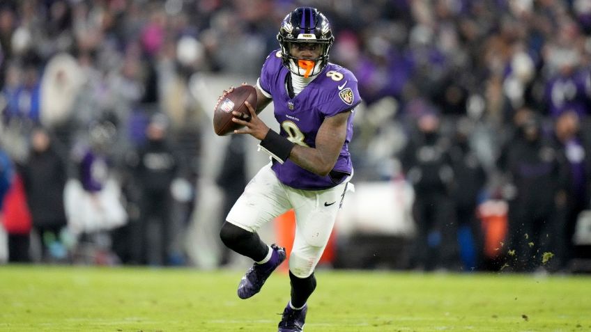 Lamar Jackson, de Baltimore Ravens, rompe récord de yardas por pase y de carrera