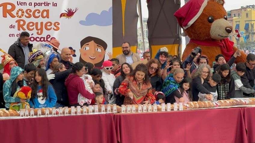 Parten la mega rosca de Reyes y regalan juguetes a menores de edad en el Zócalo de la CDMX