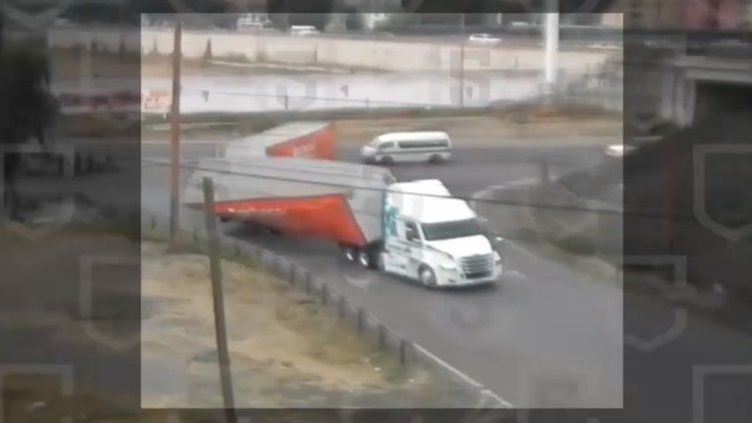 Vuelca tráiler con 20 toneladas de pollo y vecinos arman la rapiña | VIDEO