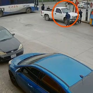 VIDEO: un hombre muere tras quedar debajo de las llantas de un autobús en Tamaulipas