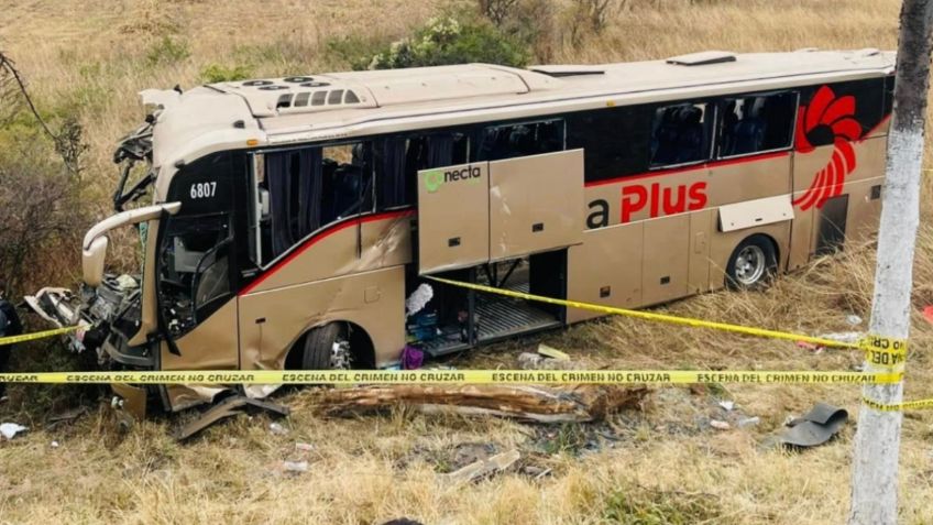 Vuelca camión de pasajeros en la autopista México-Guadalajara; se reporta una persona sin vida y varios lesionados