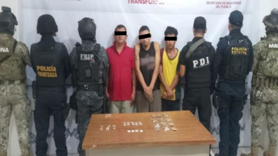 En Puerto Chiapas cinco personas fueron detenidas con armas cortas, tres cargadores, 31 cartuchos, marihuana y cocaína.