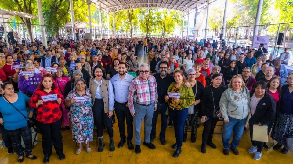 Rubén Rocha entrego perosnalmente las tarjetas para la Pensión Mujeres con Bienestar