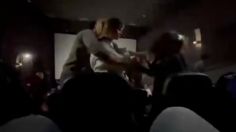 Mujer agrede a adolescente en sala de cine en función de Nosferatu | VIDEO