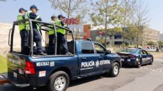 Localizan presuntos uniformes militares, equipo táctico, drogas y armas en Malinalco