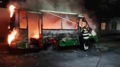 Fuerte incendio de microbús en la alcaldía Azcapotzalco desata movilización de los servicios de emergencia