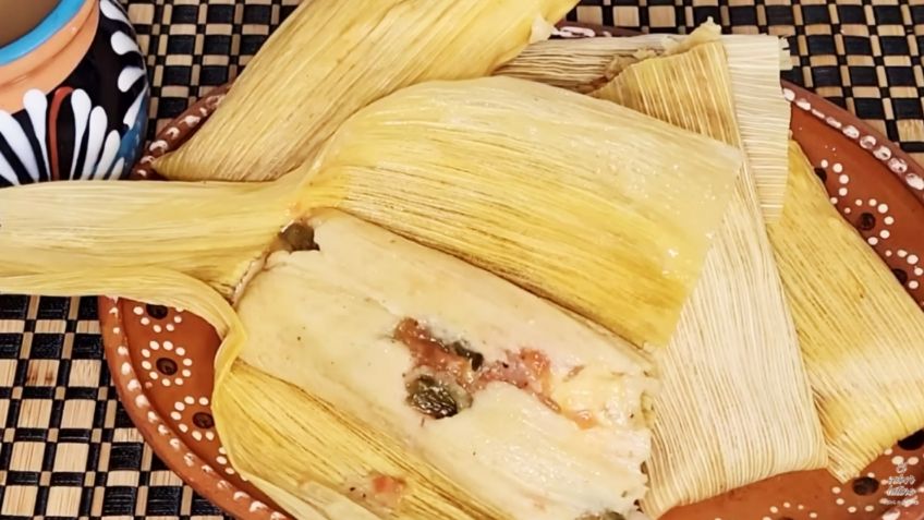 ¿Cómo se preparan los chiles para los tamales de rajas con queso?