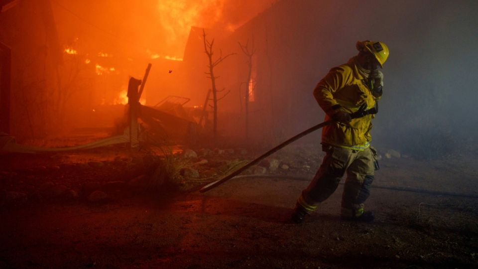 Decenas de bomberos combaten los enormes incendios.