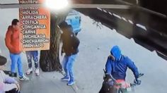 En solo 30 segundos, dos sujetos asaltan a cuatro personas | VIDEO