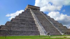 "¡Sáquenlos, pa fuera!", captan a turistas burlando la seguridad y escalando pirámide en Chichén Itzá | VIDEO