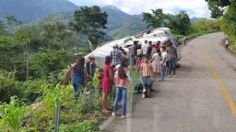 Vuelca tráiler con huevo en Chiapas, pobladores evitan rapiña y ayudan al conductor | VIDEO