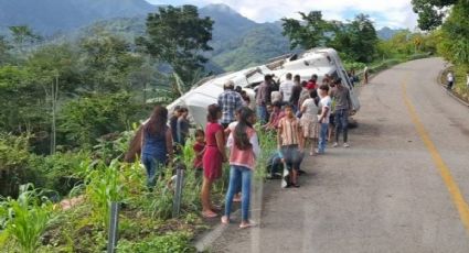 Vuelca tráiler con huevo en Chiapas, pobladores evitan rapiña y ayudan al conductor | VIDEO