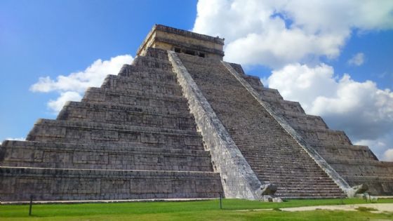 "¡Sáquenlos, pa fuera!", captan a turistas burlando la seguridad y escalando pirámide en Chichén Itzá | VIDEO