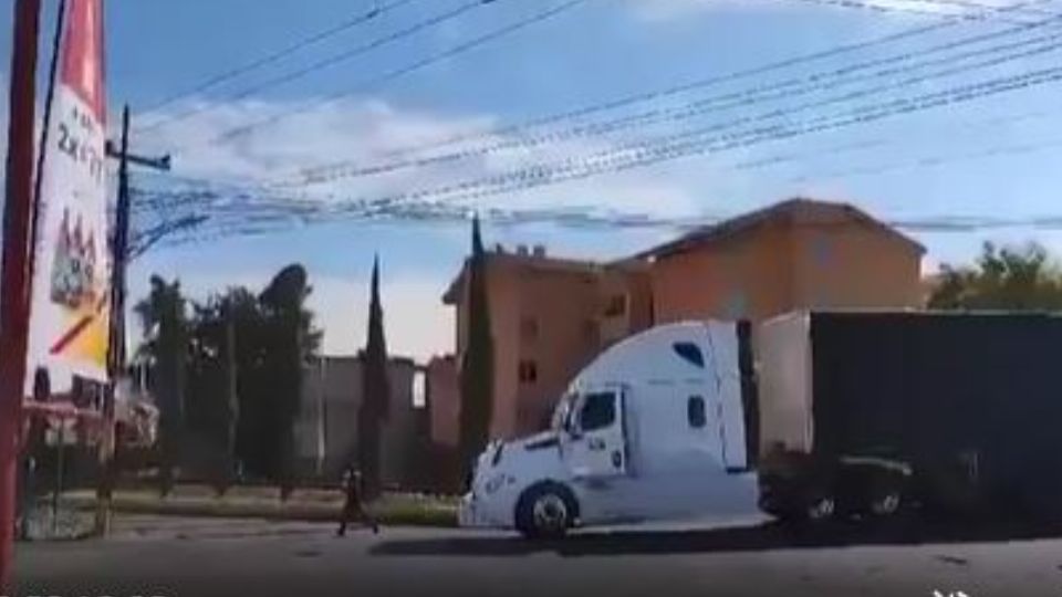 Un tráiler se quedó atorado entre las vías del tren en Celaya, Guanajuato.