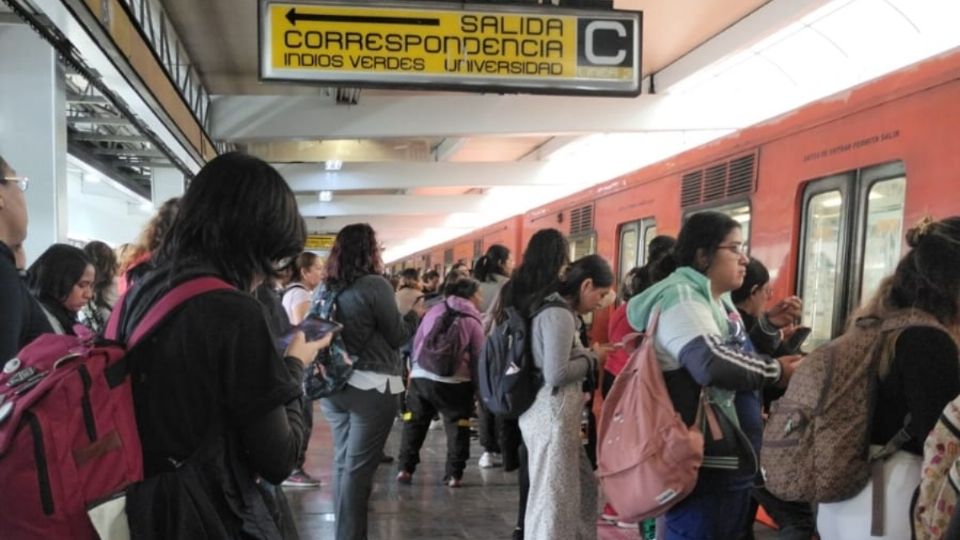 Los usuarios reportan que los bajaron del tren mientras circulaba