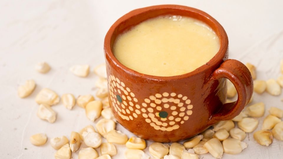 El atole de maíz es perfecto para este clima frío