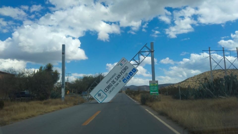 Hasta esta tarde los destrozos reportados por la dependencia estatal son el colapso del anuncio de bienvenida en la carretera de entrada al municipio de Cerro de San Pedro