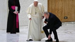 Foto que representa a Papa Francisco se tropieza tras perder una goma de su bastón