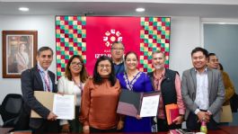 Foto que representa a Aleida Alavez entrega apoyos económicos a micro y pequeñas empresas, así como a jóvenes emprendedores