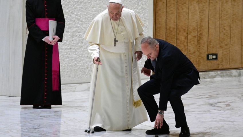 Papa Francisco se tropieza tras perder una goma de su bastón