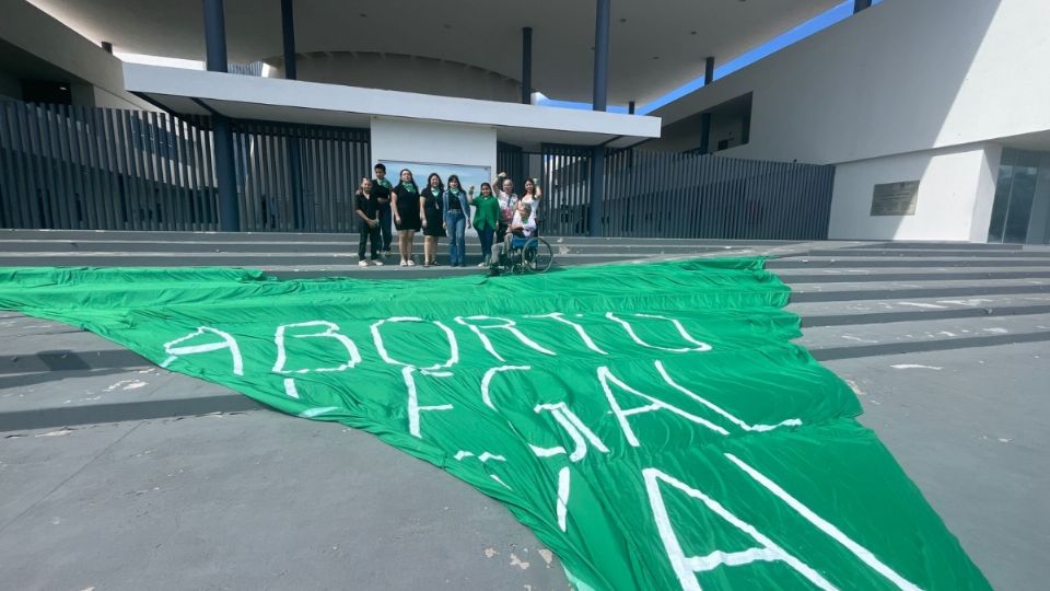 La activista Ligia Vera Gamboa dijo que acudieron a estas sesiones para recordar a legisladores que tienen que realizar las modificaciones