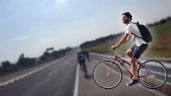 Foto ilustrativa de la nota titulada: ¿Está prohibido que los ciclistas circulen por carreteras en México?: esto dice la ley