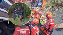 Foto que representa a Tragedia en Guatemala: autobús se va a barranco con 70 pasajeros, van 51 muertos | VIDEO