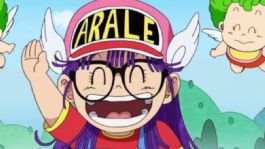 Foto que representa a El cosplay recrea a Arale de Dr.Slump como una bella mujer adulta en la vida real