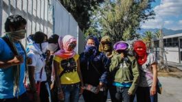 Foto que representa a Normalistas de Ixtepec saquean camiones repartidores