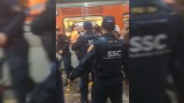 Foto que representa a Sujeto amenaza a conductor del Metro por cerrar las puertas del convoy | VIDEO