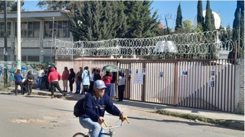 Madres de familia denuncian a maestro por acoso en escuela primaria de Puebla; exigen destitución de la directora