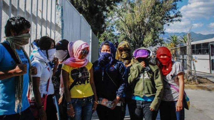 Normalistas de Ixtepec saquean camiones repartidores