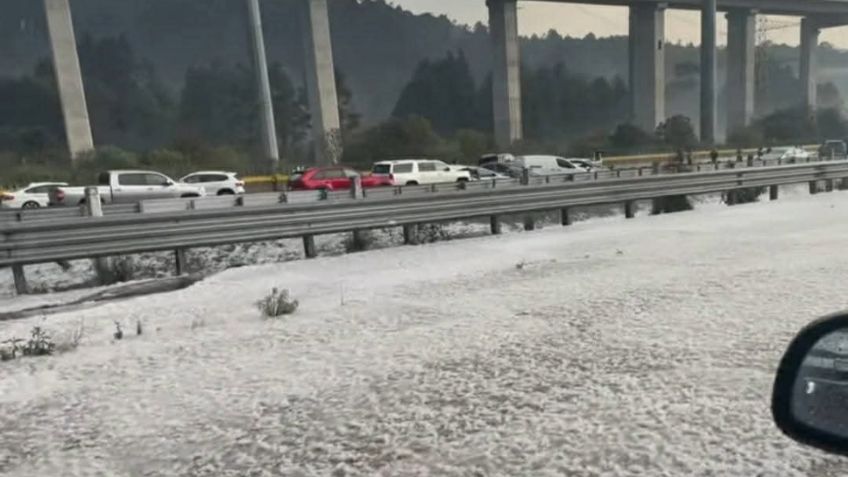 Granizo ocasiona carambola en la autopista México-Toluca, hay 19 heridos | VIDEO