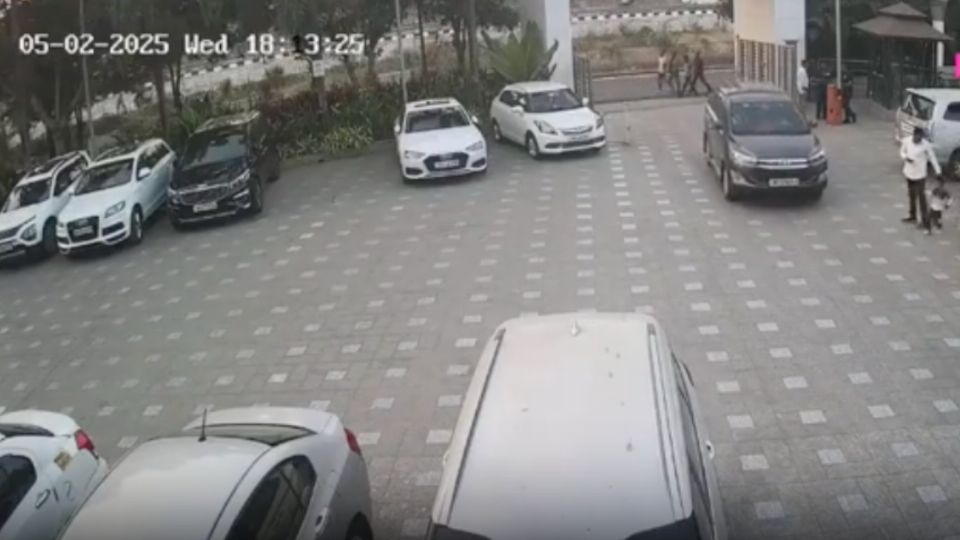 Un niño, de 5 años de edad, murió al ser atropellado en el estacionamiento de un hotel en India, mientras su padre caminaba observando su celular.