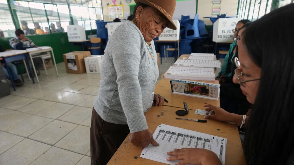 Una mujer pone su huella dactilar en el padrón electoral durante las elecciones presidenciales en Quito, Ecuador, realizadas el domingo 9 de febrero de 2025.