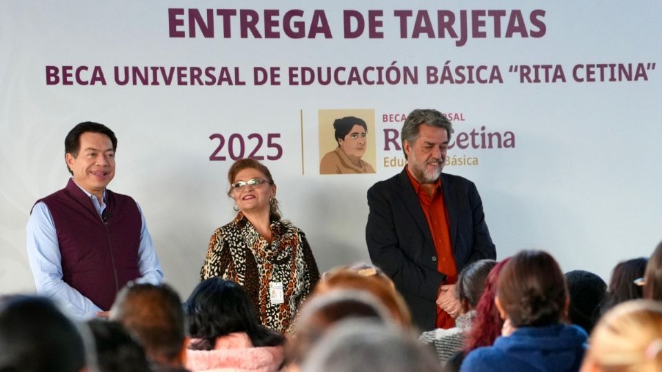 El secretario de Educación Pública, Mario Delgado Carrillo, durante la entrega de 509 tarjetas a madres, padres y tutores de la beca universal “Rita Cetina”, en la secundaria no. 127, de la alcaldía Coyoacán.