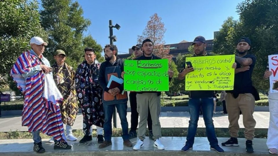 “Exigir justicia para que las autoridades den la cara por esta manera arbitraria de actuar en contra de estos negocios,' declaró José Uribe, uno de los barberos afectados.