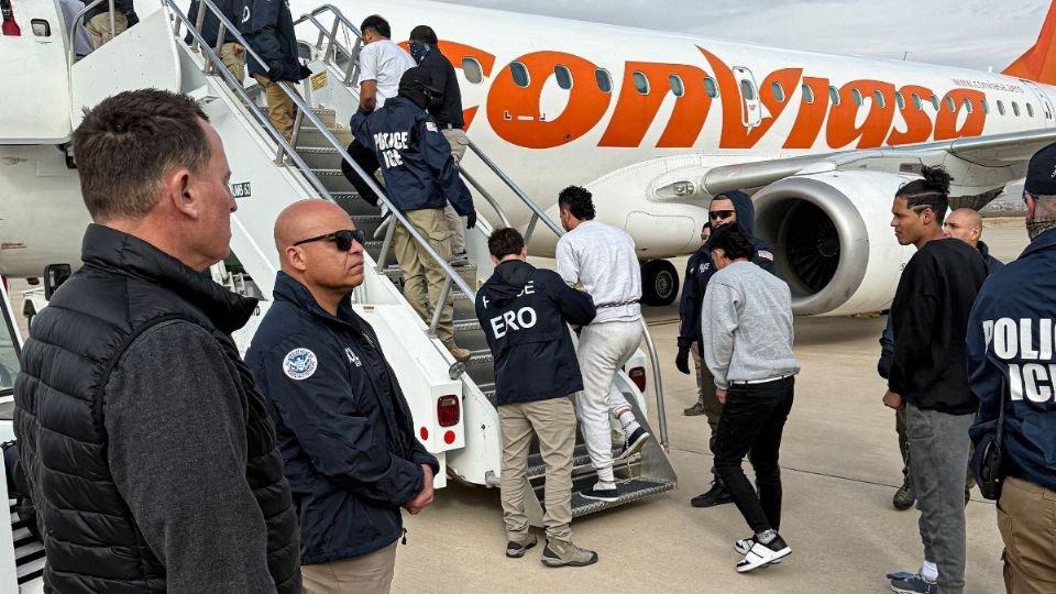 Los venezolanos volaron a bordo de un avión de la aerolínea estatal de Venezuela, Conviasa.